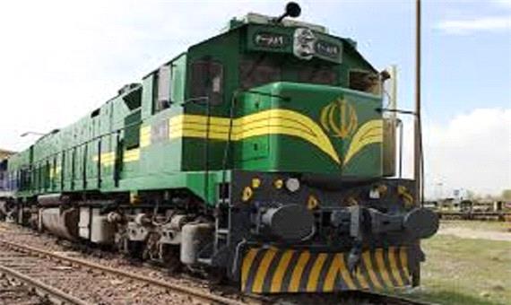 توقف طولانی قطار یزد مسافران را کلافه کرد/کامیون عامل مسدودی ریل