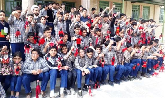 اجرای نمایش 100 عروسک در مهریز آغاز شد