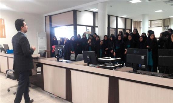 بازدید دانش آموزان مقطع متوسطه از مرکز کنترل ترافیک شهرداری یزد