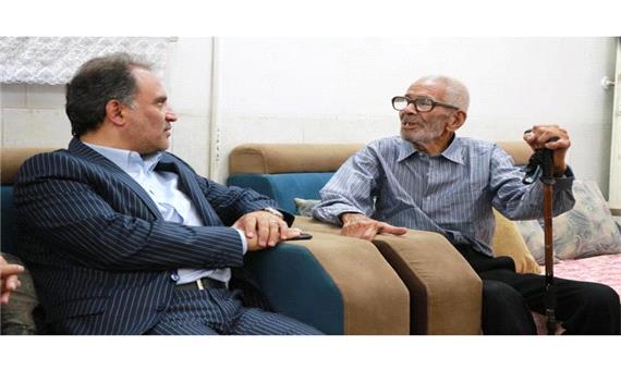 شهردار یزد با قدیمی ترین کارمند شهرداری یزد دیدار نمود